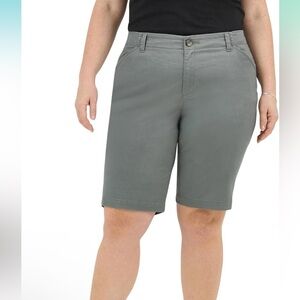 Lee Women's Plus Size Legendary 9" Chino Bermuda Short